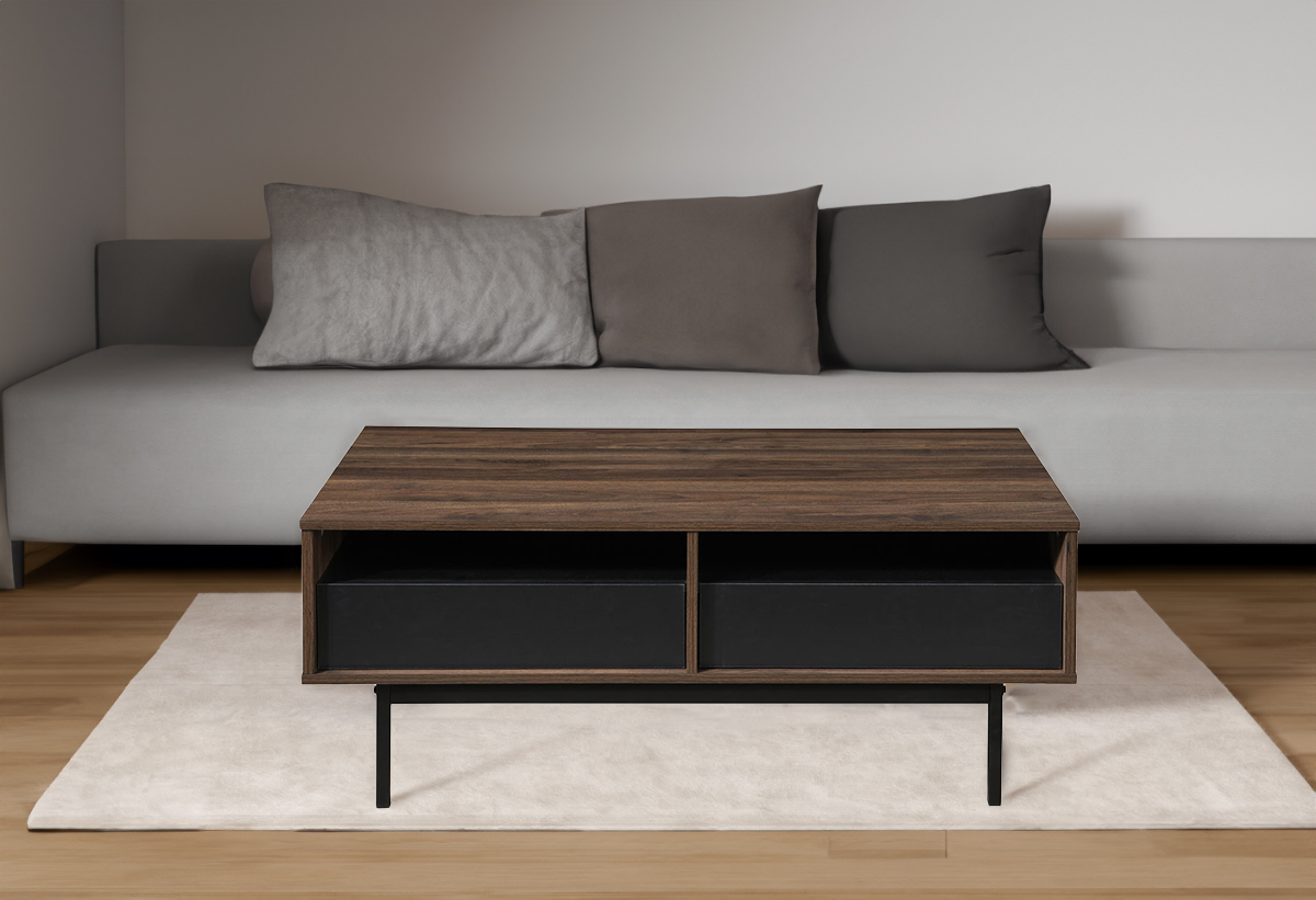 Απεικονίζεται το τραπέζι τοποθετημένο σε ένα χώρο σαλονιού.